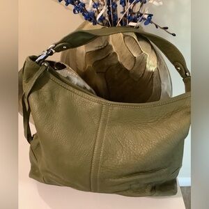 Beautiful NWOTS Banana Republic genuine leather purse Olive.